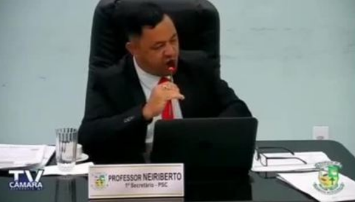 Querência | Vereador preso por sacar arma em sessão apresenta atestado alegando problemas psicológicos e vai continuar recebendo salário