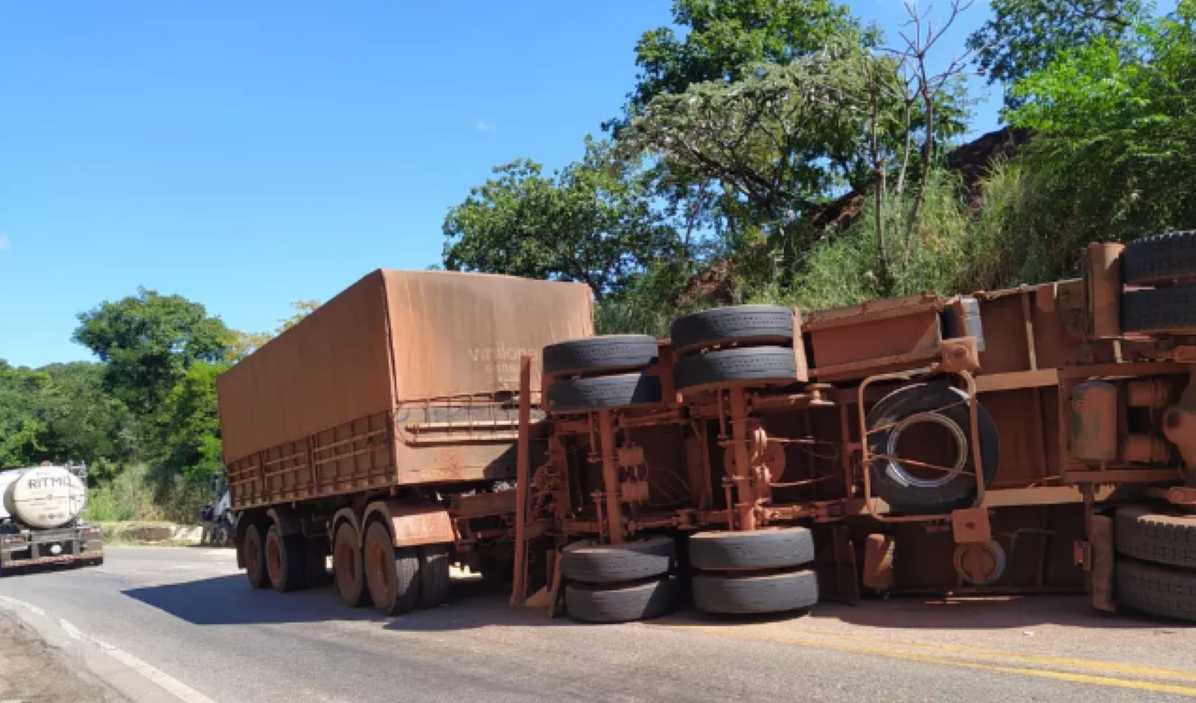 Motorista morre após caminhão carregado tombar na Serra da Petrovina