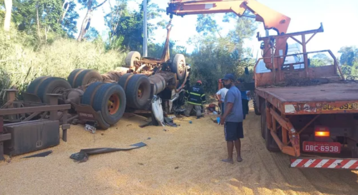 Motorista morre ao perder controle da direção e capotar carreta na Serra Tapirapuã
