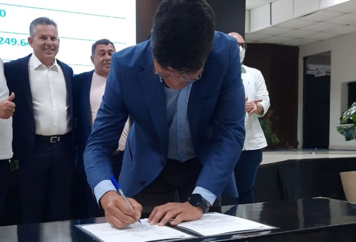 Prefeito de Tesouro assina convênio para construção de calçadas