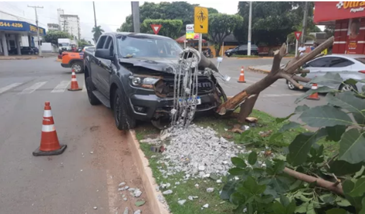Sorriso | Menor bate caminhonete em poste e árvore e deixa passageira gravemente ferida