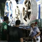 Menina de 11 anos tem perna amputada após ser prensada por carro alegórico no Rio 6