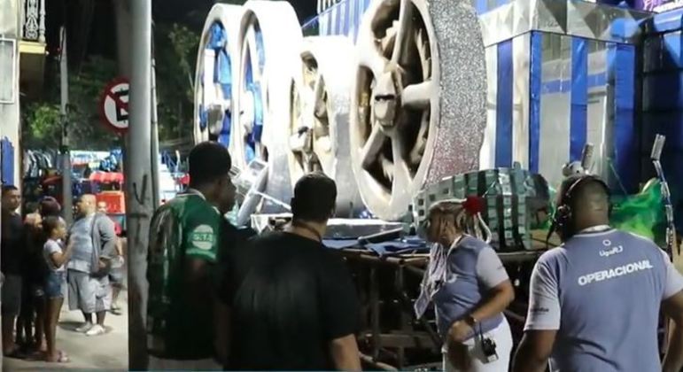 Menina de 11 anos tem perna amputada após ser prensada por carro alegórico no Rio