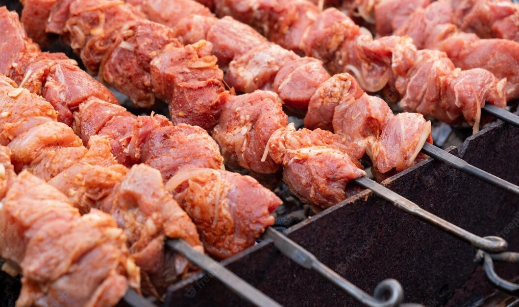 Mulher engole chip de rastreamento de cachorro ao comer espetinho de rua