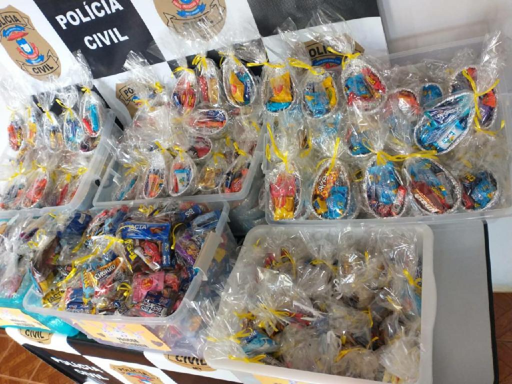 Polícia Civil distribui ovos de Páscoa e kits de chocolates para crianças carentes em Campos de Júlio