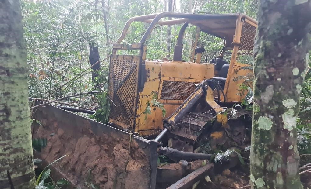 Batalhão Ambiental apreende dois tratores e prende homem por desmatamento ilegal