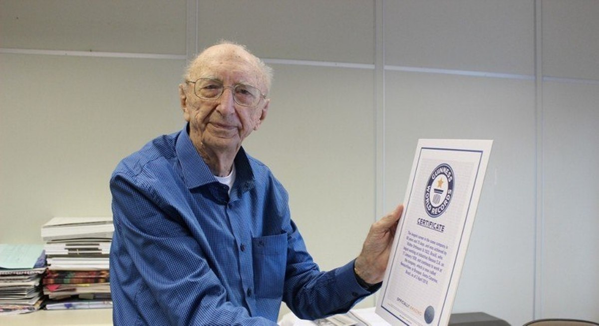 Brasileiro de 100 anos bate recorde mundial por estar há mais tempo na mesma empresa