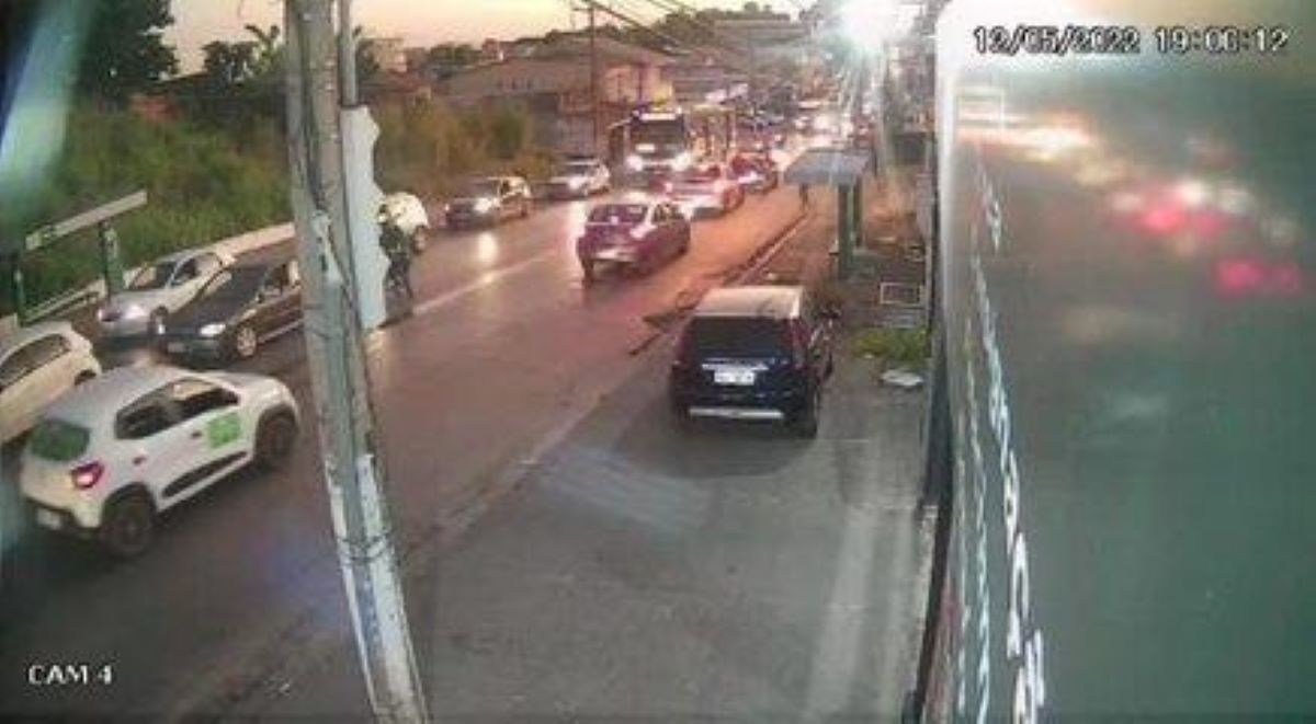 Motociclista perde o controle, acaba atropelado por ônibus e morre em Cuiabá
