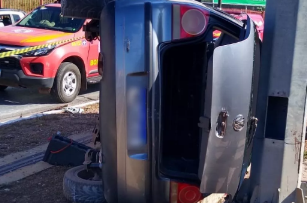 Várzea Grande | Dois jovens morrem após carro bater em canteiro do VLT e tombar