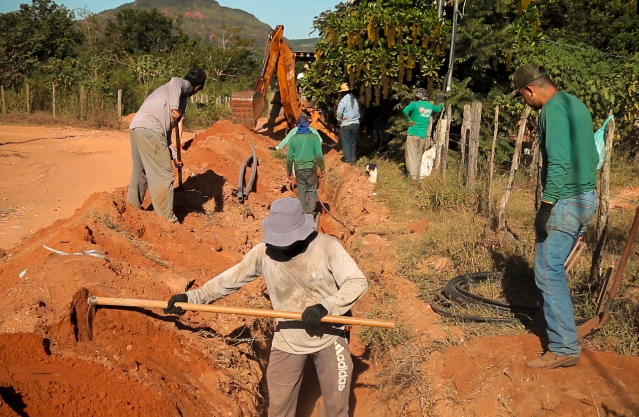 Prefeitura de Tesouro faz obra de nova rede de distribuição de água no Córrego da Lora 