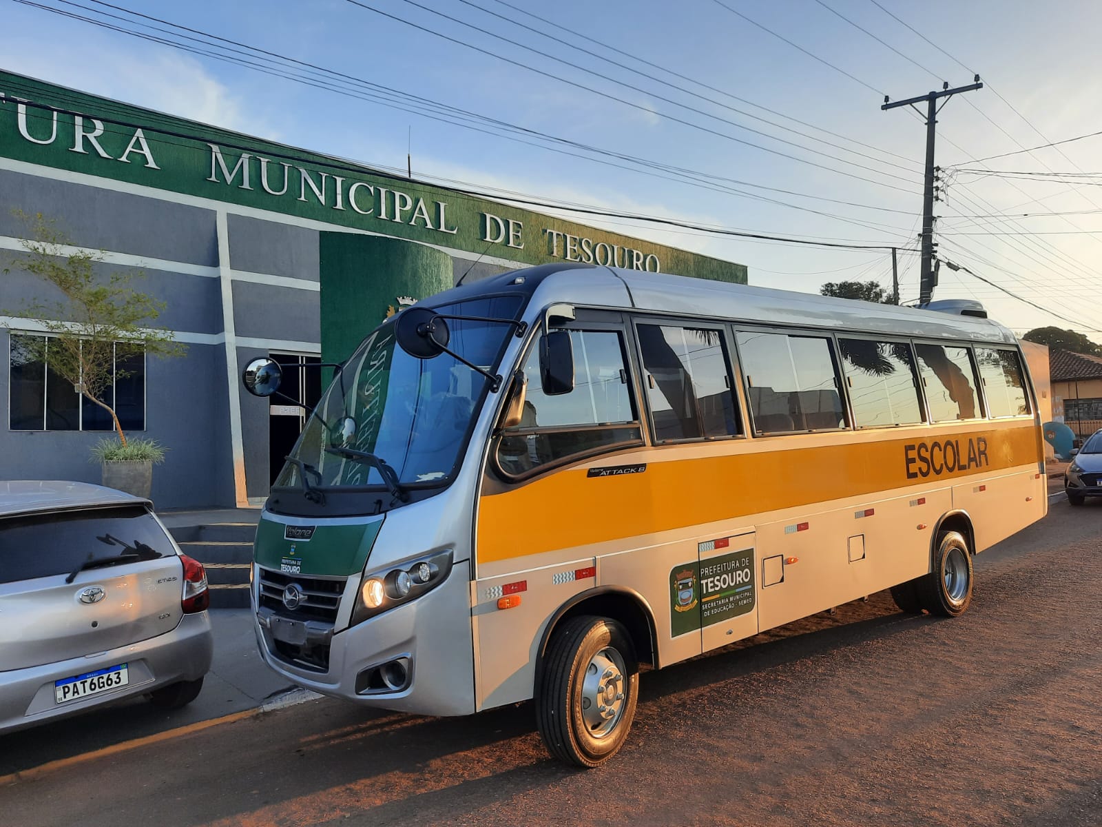 Prefeitura de Tesouro compra novo ônibus escolar 