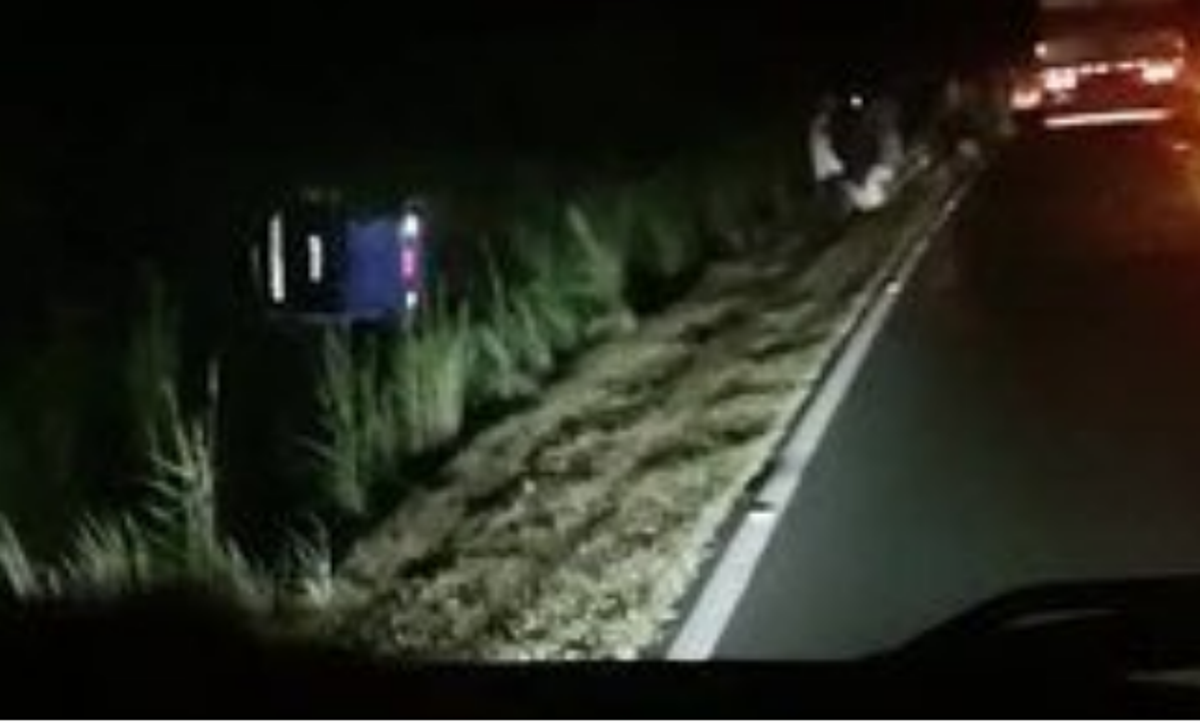 Mato Grosso | Ônibus com mais de 30 passageiros sai da pista e tomba; 4 ocupantes ficam em estado grave