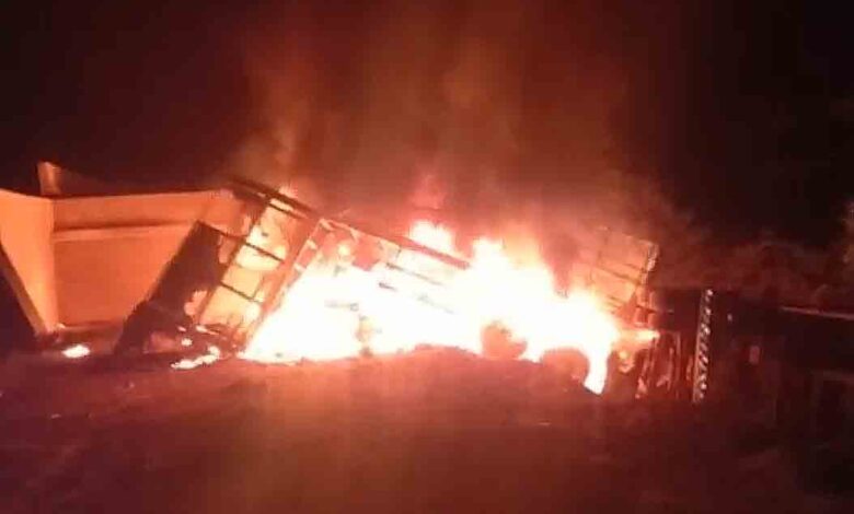 Caminhão bate em ponte em construção e motorista morre carbonizado na MT-320