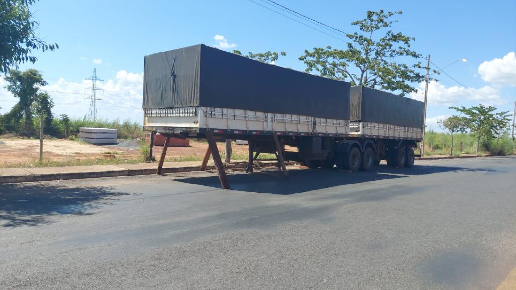 Polícia Militar recupera carreta com carga e prende dupla por roubo