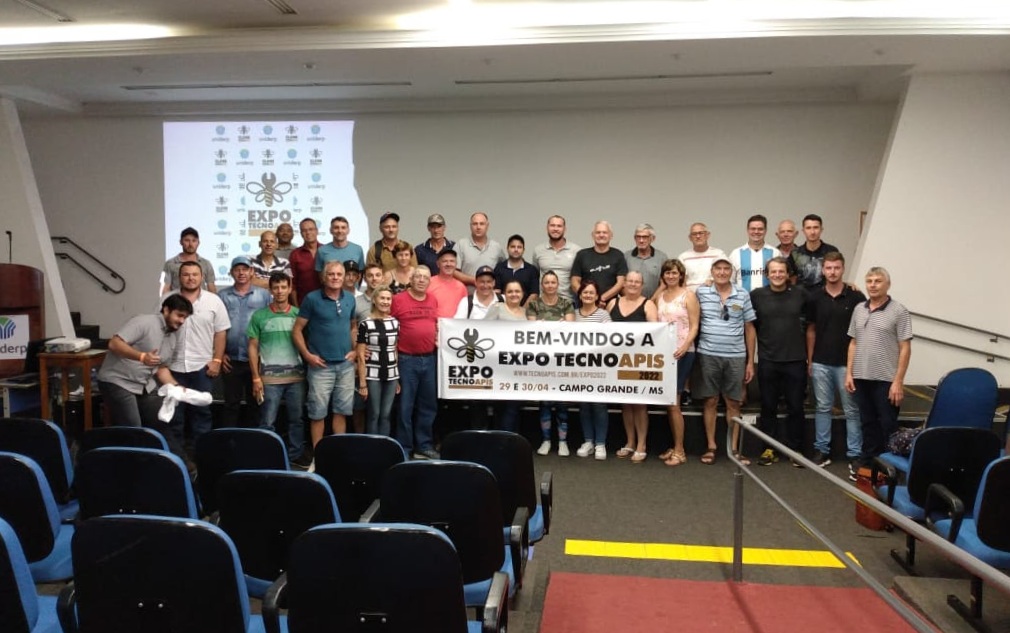 Ateg marca presença em evento nacional de apicultura