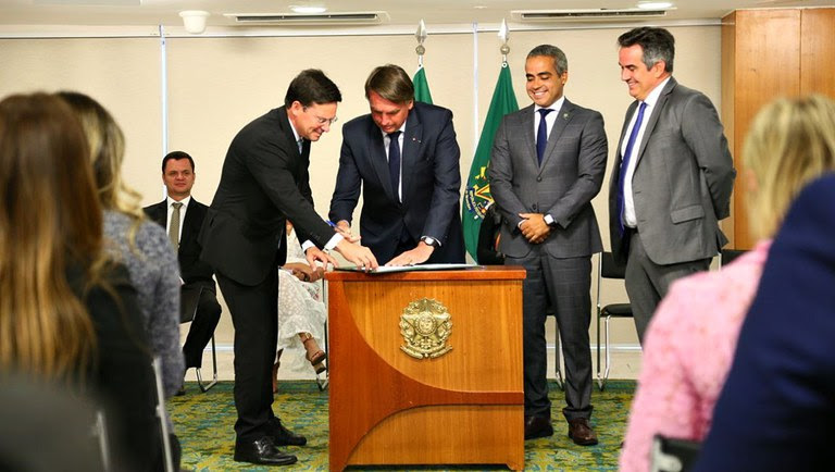 Presidente Jair Bolsonaro sanciona Projeto de Lei que torna permanente Auxílio Brasil com piso de R＄ 400