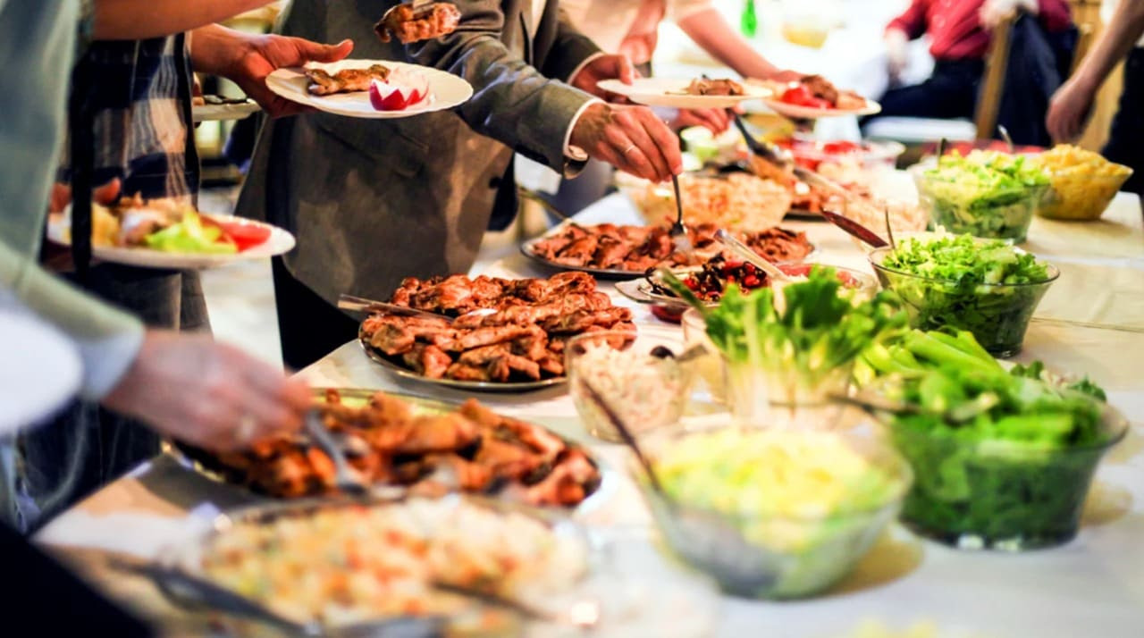 Comer em restaurante pode sair mais barato do que comer em casa