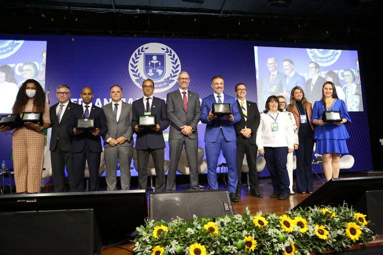 MEC entrega certificação a redes de ensino do Programa Nacional das Escolas Cívico-Militares