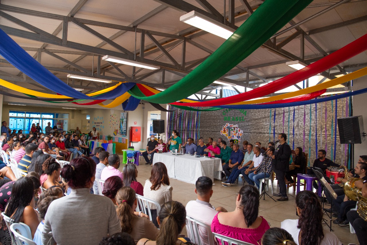 Prefeito inaugura maior creche da cidade no Residencial Mathias Neves
