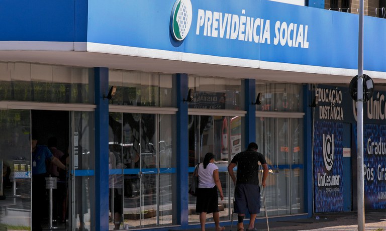 Auxiliar reabilitado pelo INSS receberá indenização por dispensa indevida