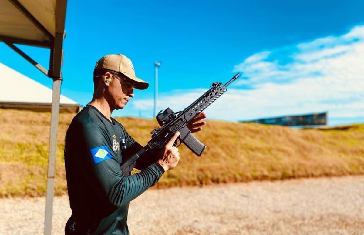 Coronel Assis visita clube de tiro e defende “quebra de tabu” sobre armamento civil