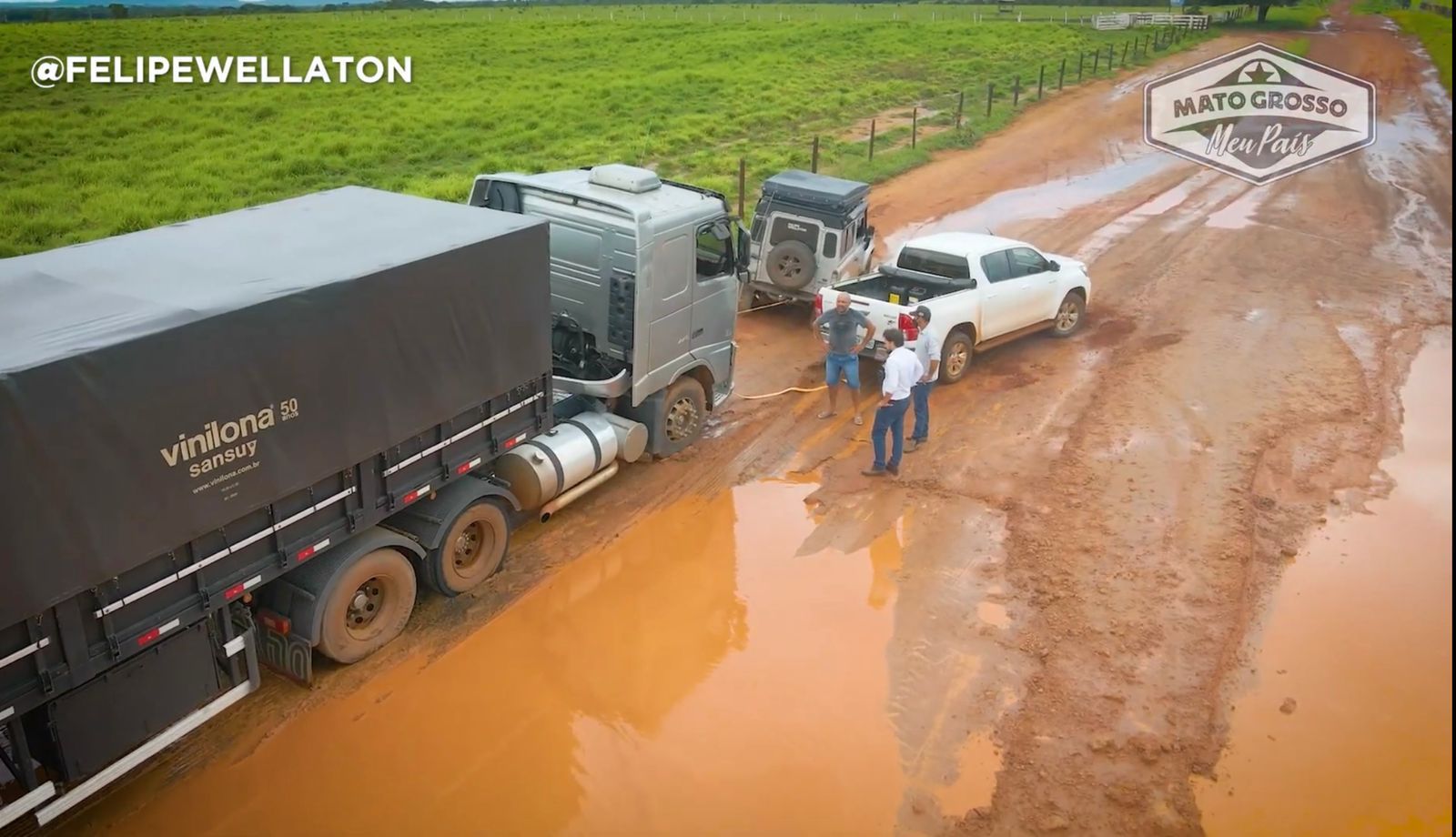 “No meio do atoleiro, tudo fica estagnado: as carretas, os carros, as ambulâncias e também o progresso do nosso Mato Grosso”, diz Felipe Wellaton na MT-129