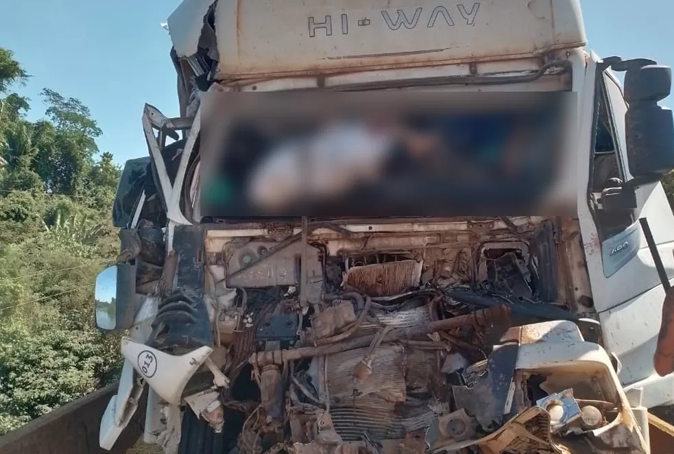 Mato Grosso | Passageira morre e motorista fica ferido em acidente entre carretas