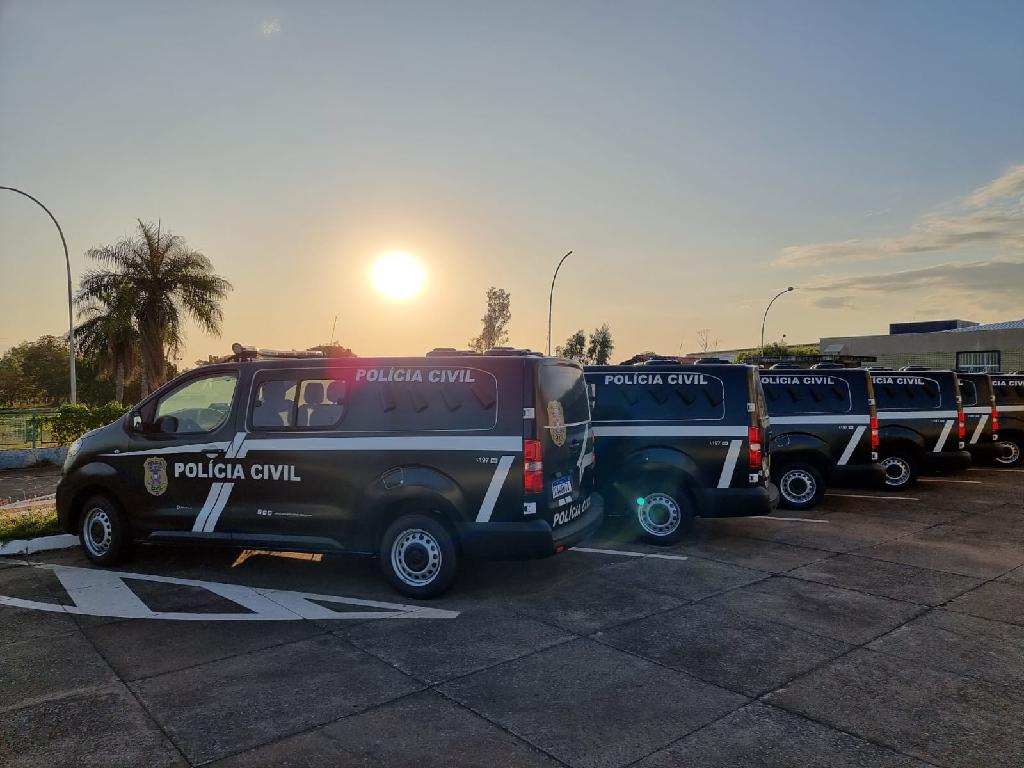 Polícia Civil de MT entrega 18 novos veículos para transporte de presos