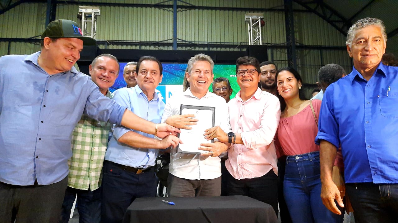 Prefeito de Tesouro assina convênios com o Governo do Estado que somam três milhões de reais 