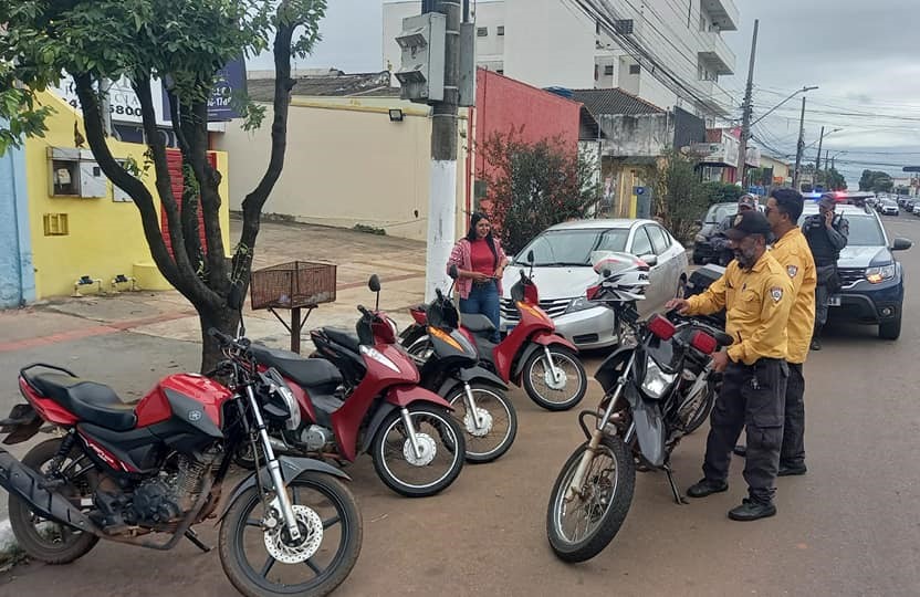 Rondonópolis | Blitz alerta motoristas sobre estacionamento irregular na região central