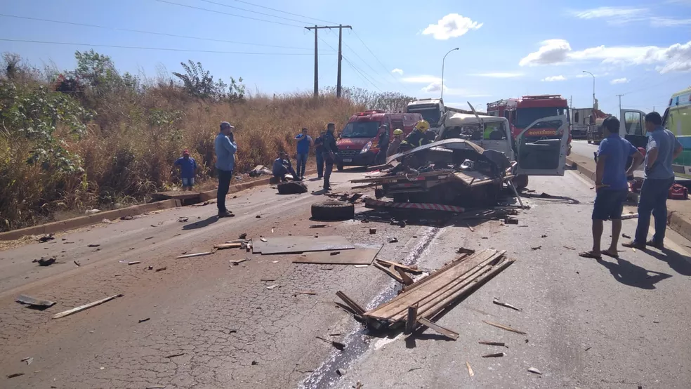Vítima tem lesões graves em acidente envolvendo três veículos na BR-163
