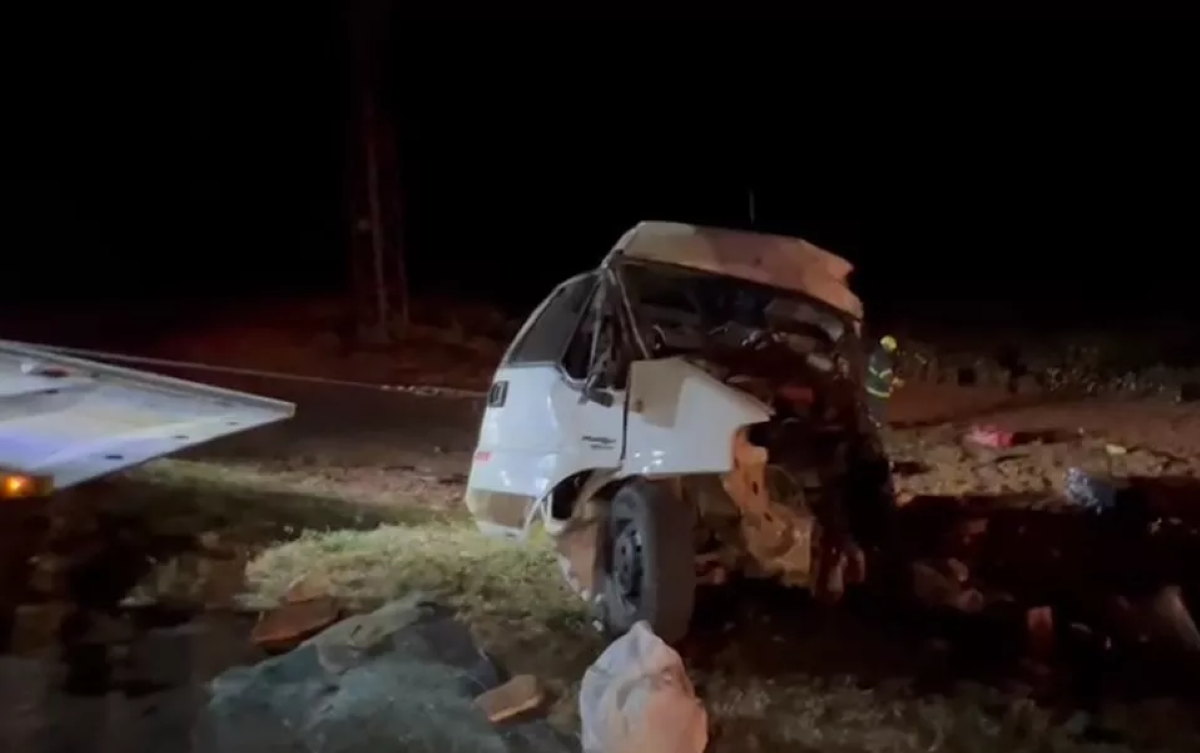 Lucas do Rio Verde | Acidente entre van e caminhão deixa 2 mortos e 15 em estado grave