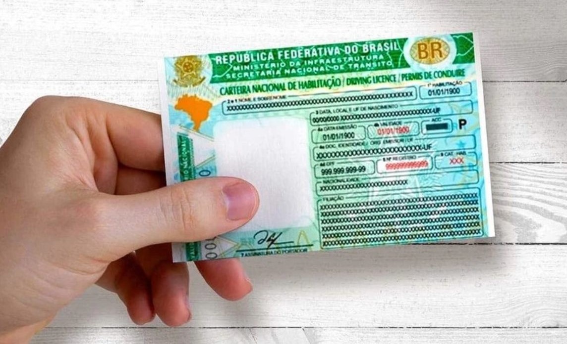 Motoristas brasileiros terão carteira de habilitação com três idiomas e mais segurança