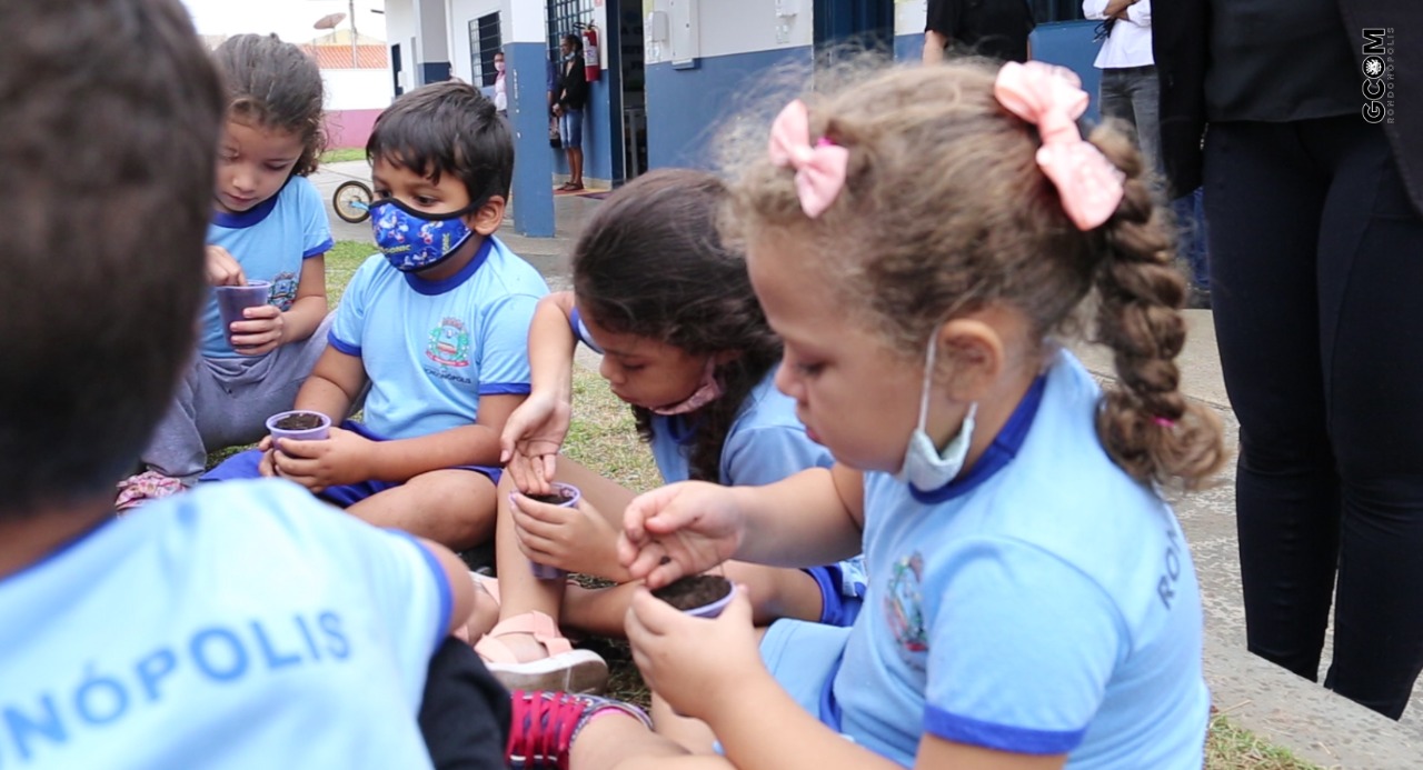 Crianças da Umei Jessica Adriana aprendem sobre plantio e cultivo de hortaliças