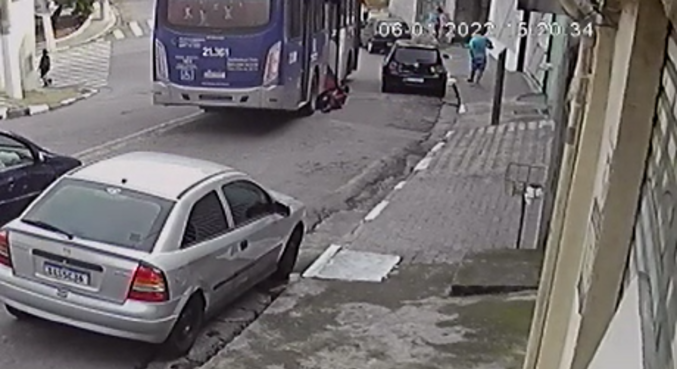Idosa tem perna amputada após ser atropelada por ônibus