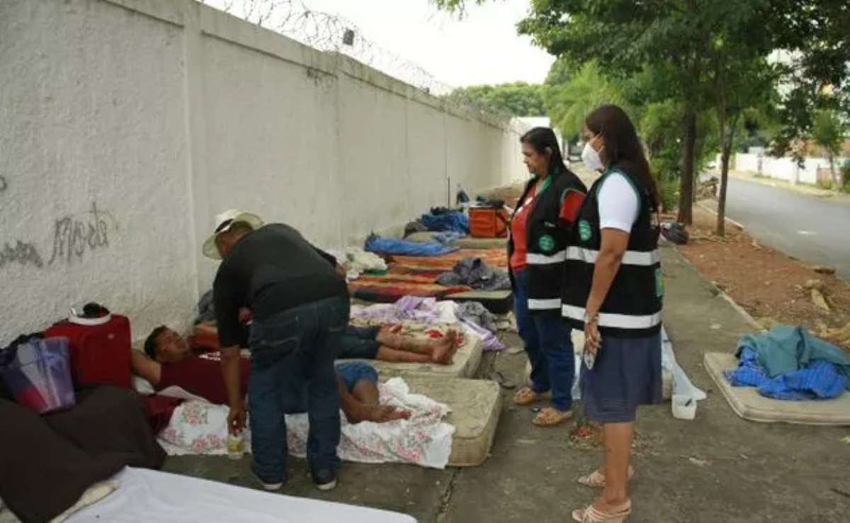 Calçada de cemitério se torna ‘moradia’ para pelo menos 20 pessoas em situação de rua em Cuiabá
