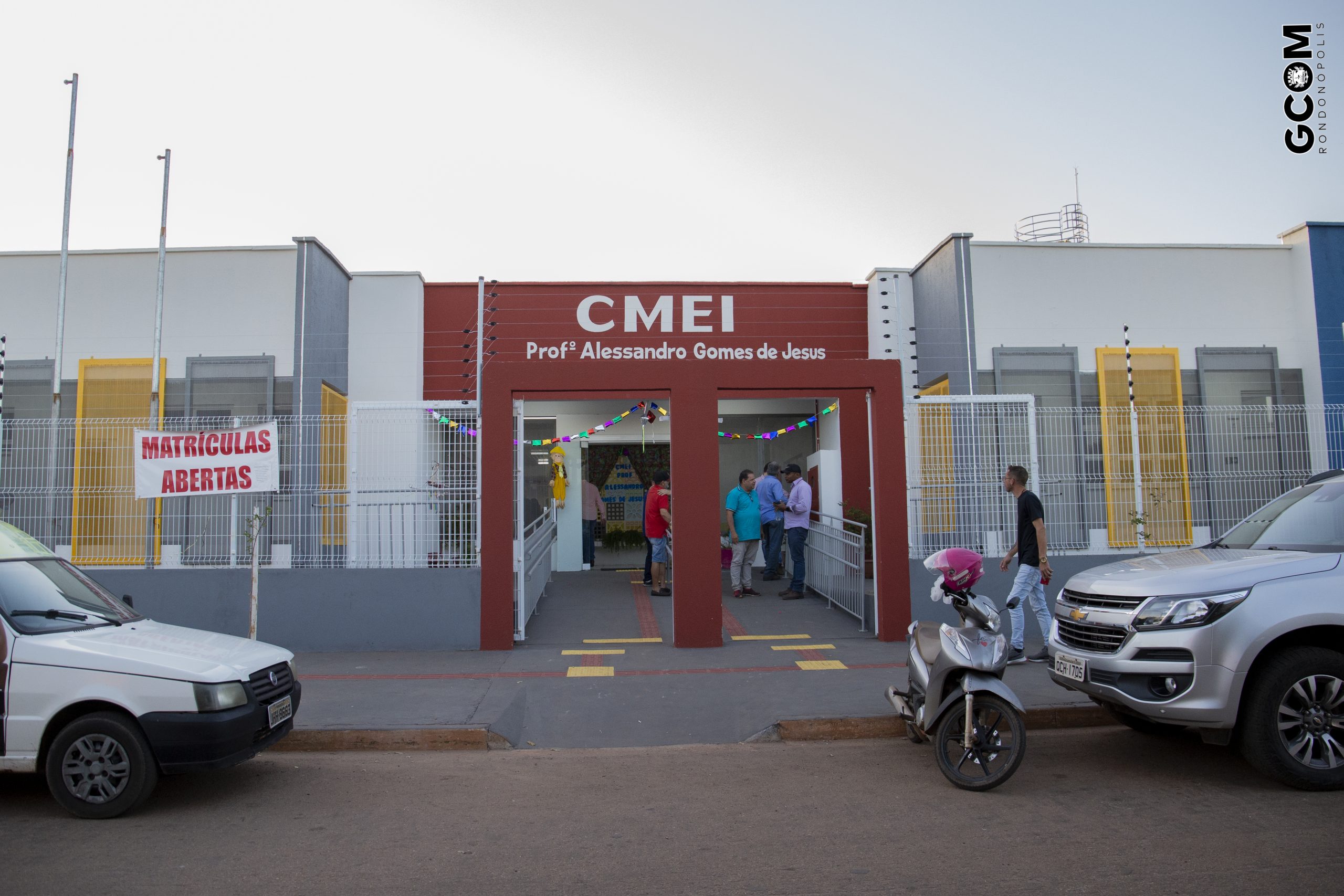 Prefeito inaugura mais uma moderna creche e assina ordem de serviço para construção de outras duas creches e uma escola