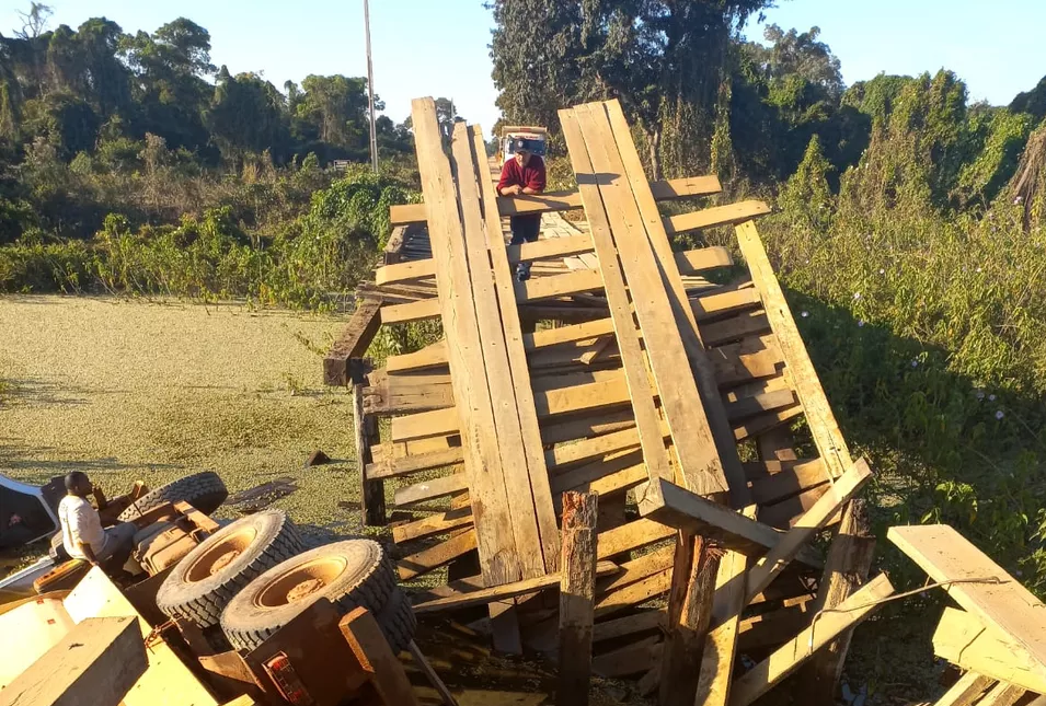 Duas pessoas morrem após ponte de madeira desabar com caminhão em rodovia