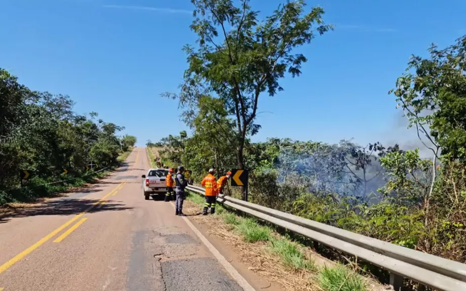 Carro cai em ribanceira e quatro pessoas ficam feridas