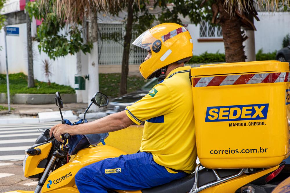 Carteiro motorizado assaltado durante expediente será indenizado pela ECT