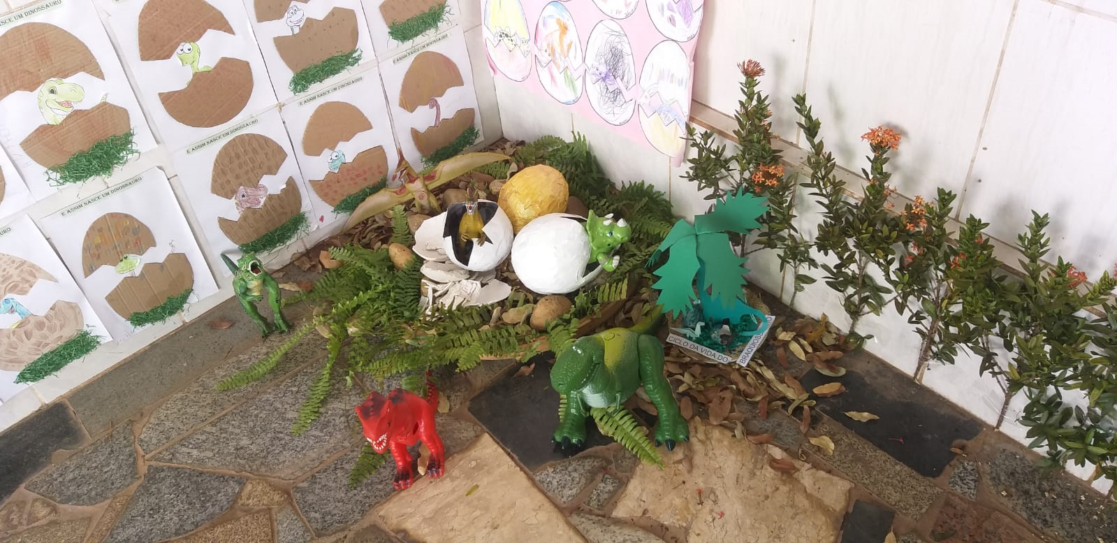 Emei Elaine produz mostra de atividades com dinossauros em tamanho real