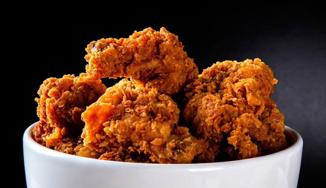 Restaurantes de frango frito no balde se popularizam no Brasil