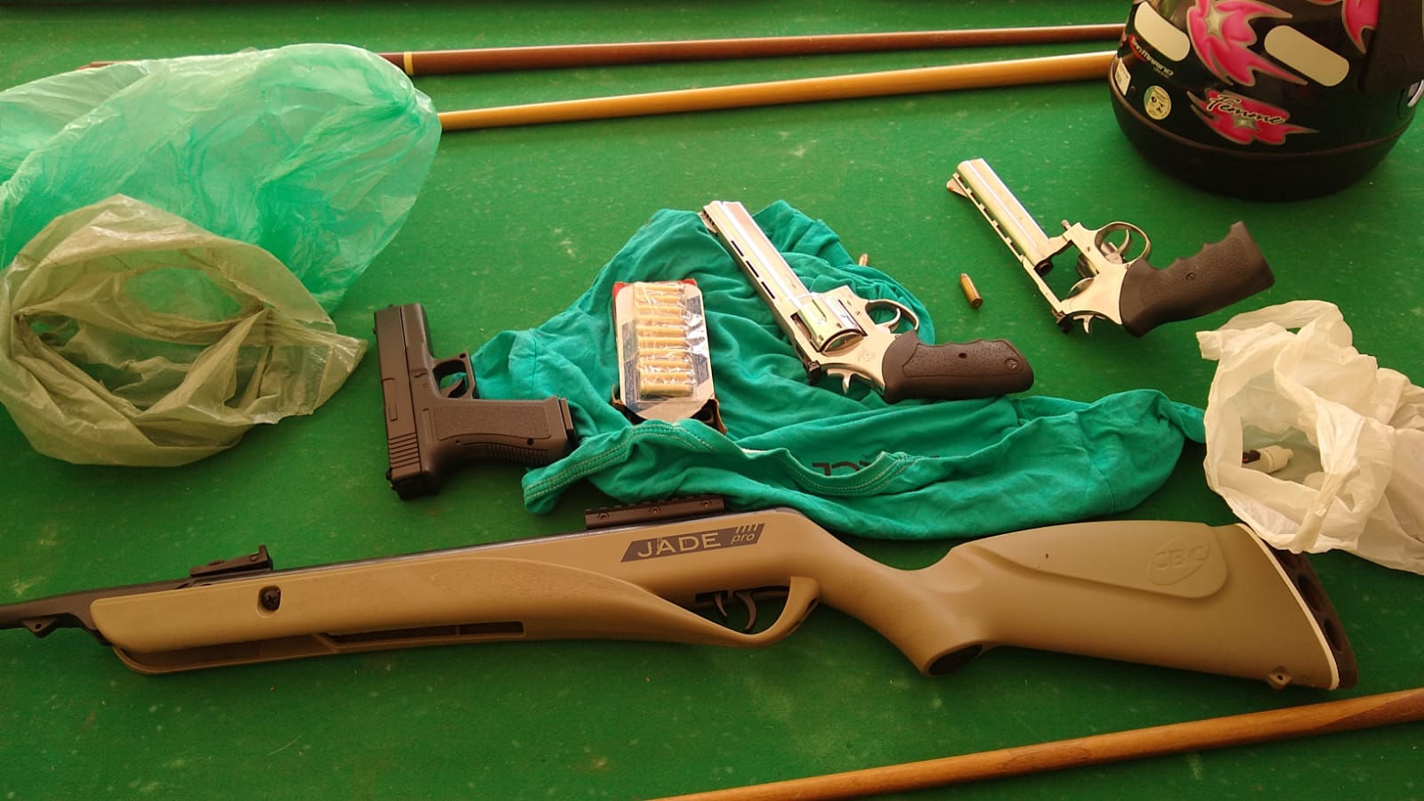 Casal é preso pela Polícia Civil com armas ilegais escondidas em chácara em Rondonópolis