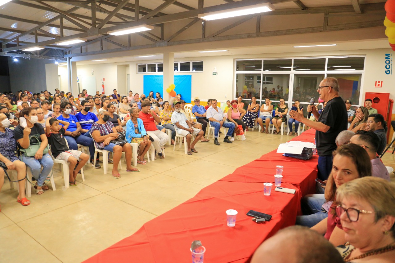 Prefeitura entrega títulos de propriedade para moradores dos residenciais Magnólia e Fiúca