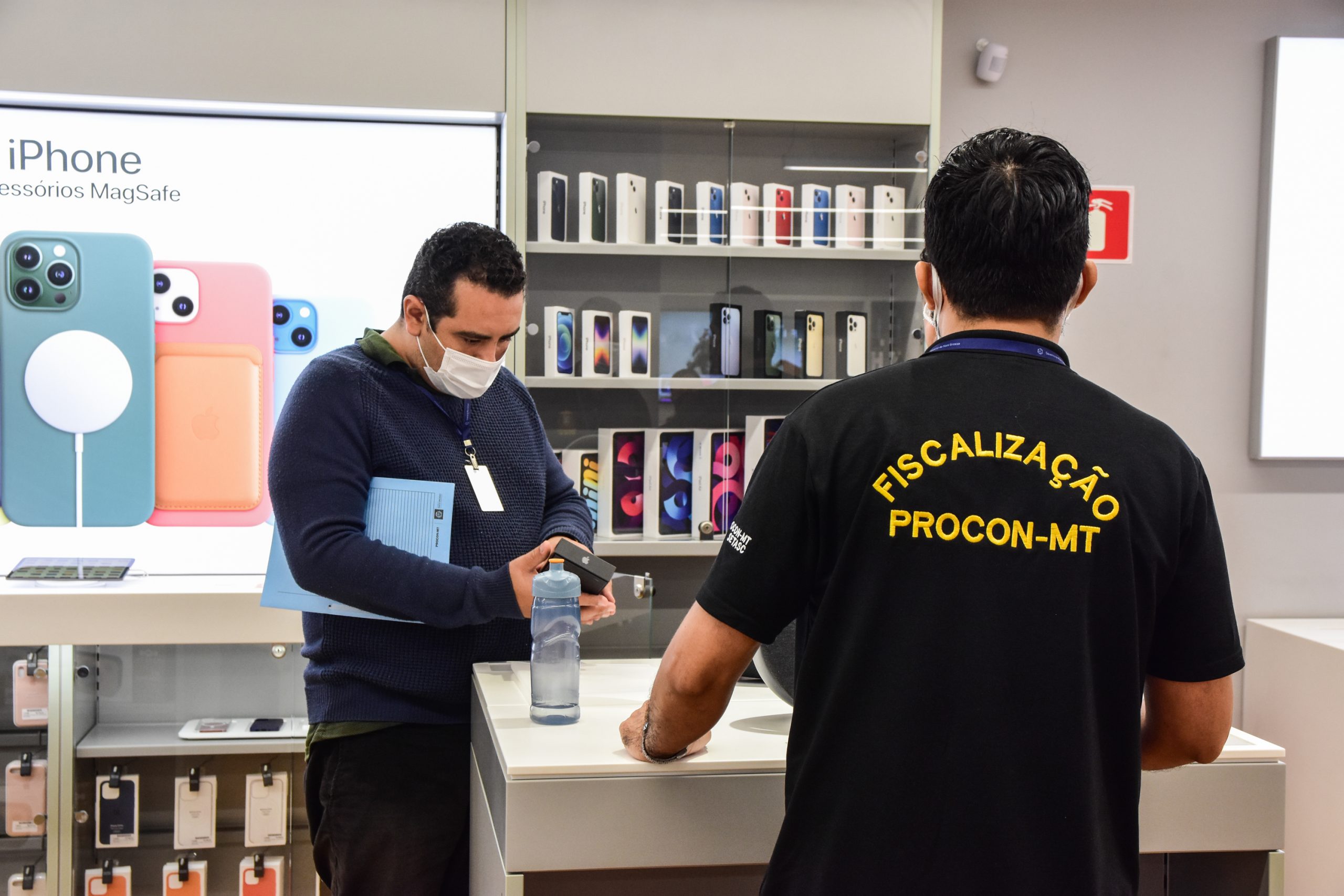 Procon Estadual determina suspensão de venda de iPhones sem carregador no Estado