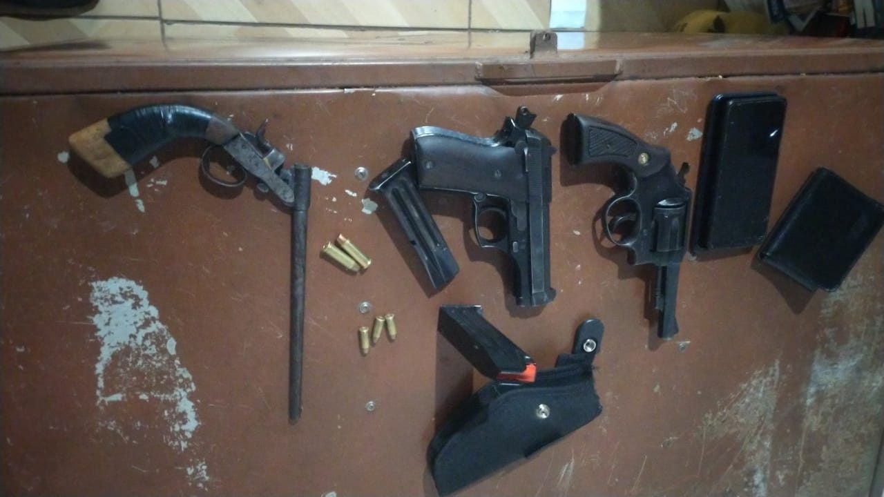 Polícia Civil cumpre 23 ordens judiciais contra membros de organização criminosa em Água Boa