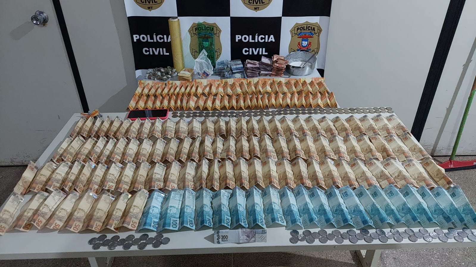 Traficante é presa com porções de drogas preparadas para venda e R$ 10 mil escondidos em residência