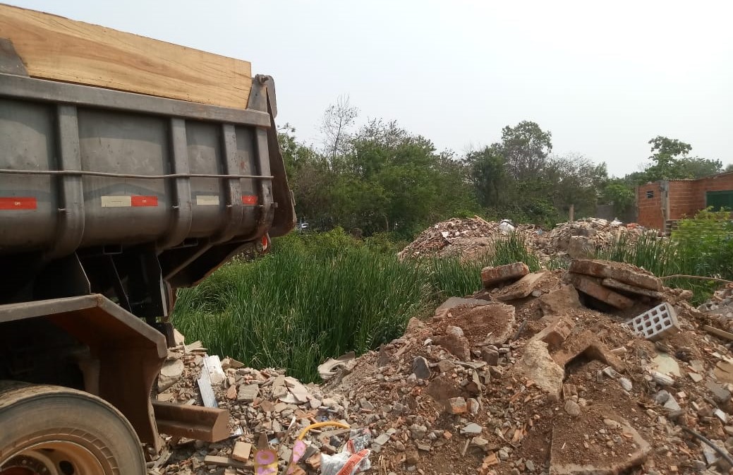 Polícia Civil flagra descarte de resíduo de construção em área de lagoa de Várzea Grande