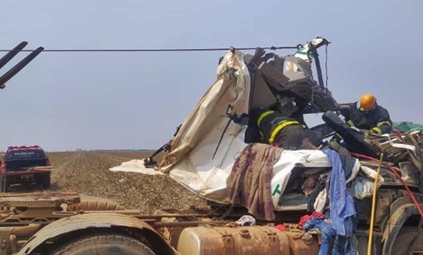 Mato Grosso | Caminhão capota e homem morre preso às ferragens