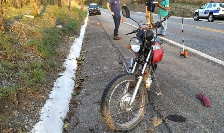 Cáceres | Motociclista morre após bater em meio-fio e árvore